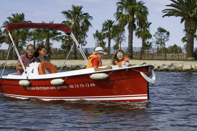 Petit bateau la lagune Saint-Cyprien 