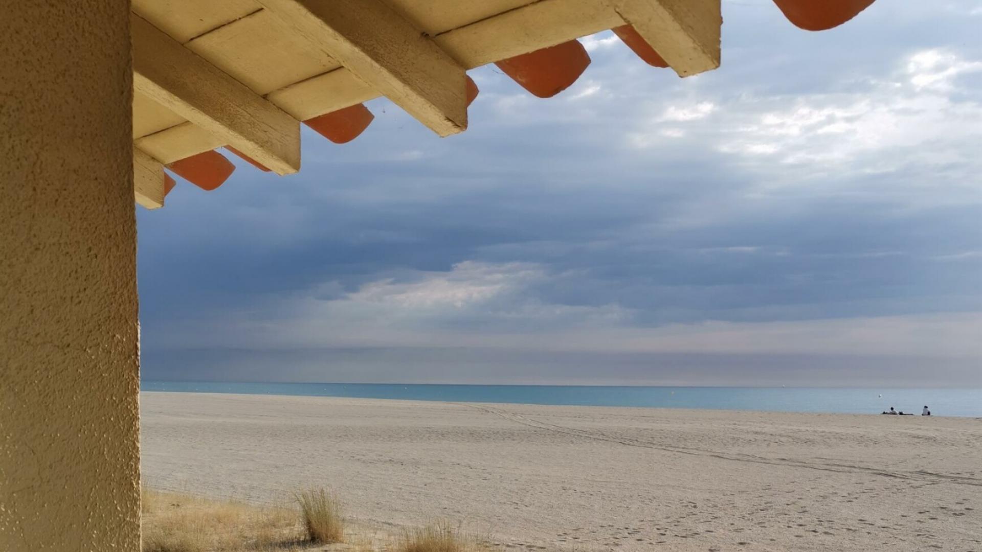 "UN LIVRE A LA MER" BIBLIOTHEQUE DE PLAGE PORT CIPRIANO