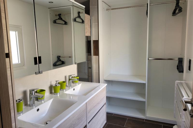 Salle d'eau Ch RDC double vasque, colonne et armoire de toilette Salle d'eau Ch RDC double vasque, colonne et armoire de toilette
