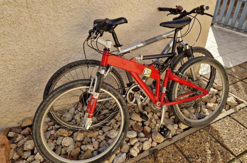 2 VTT, rouge taille S, gris taille M 2 VTT, rouge taille S, gris taille M